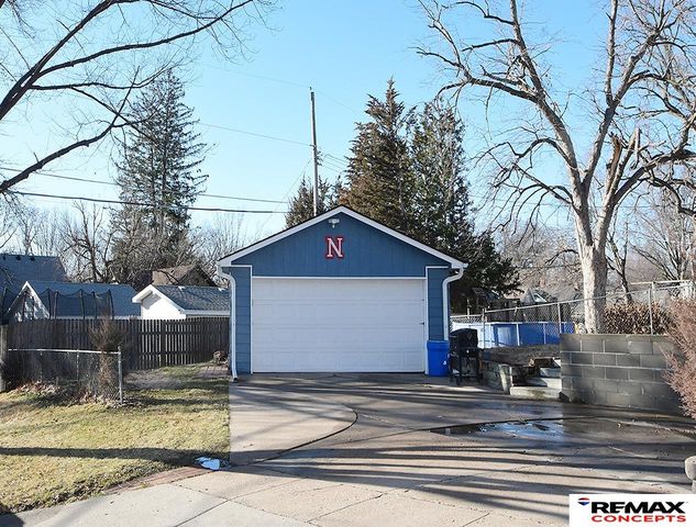 891 S 33rd Street, Lincoln, NE 68510