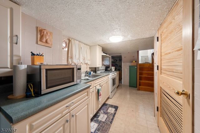 21 Bellevue St, Elizabeth City, NJ 07202