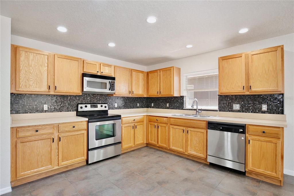 Image 12 of property listing at 1236 BLACKWATER POND DRIVE, Orlando, FL 32828