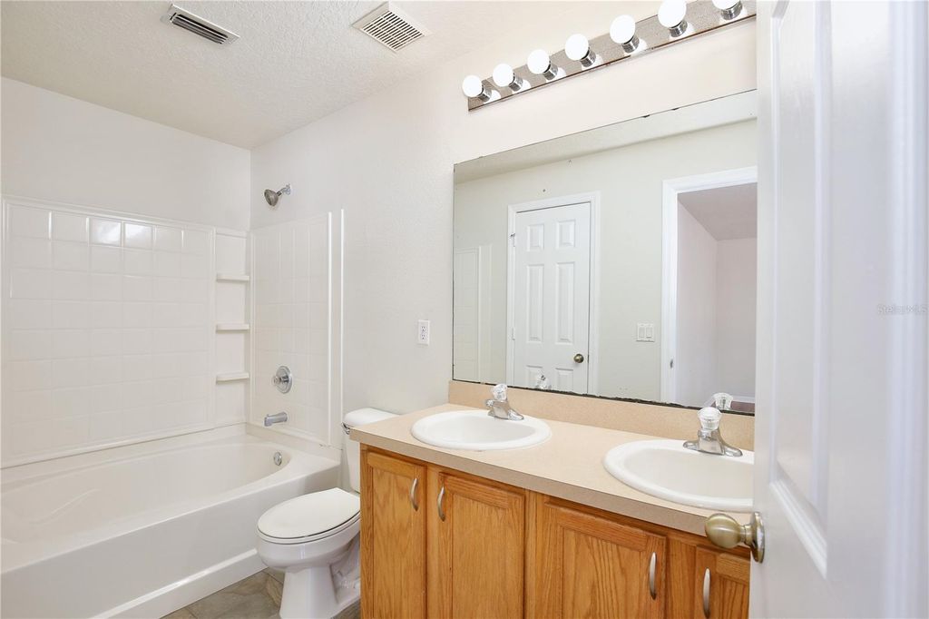 Image 16 of property listing at 1236 BLACKWATER POND DRIVE, Orlando, FL 32828