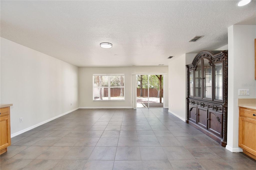 Image 7 of property listing at 1236 BLACKWATER POND DRIVE, Orlando, FL 32828