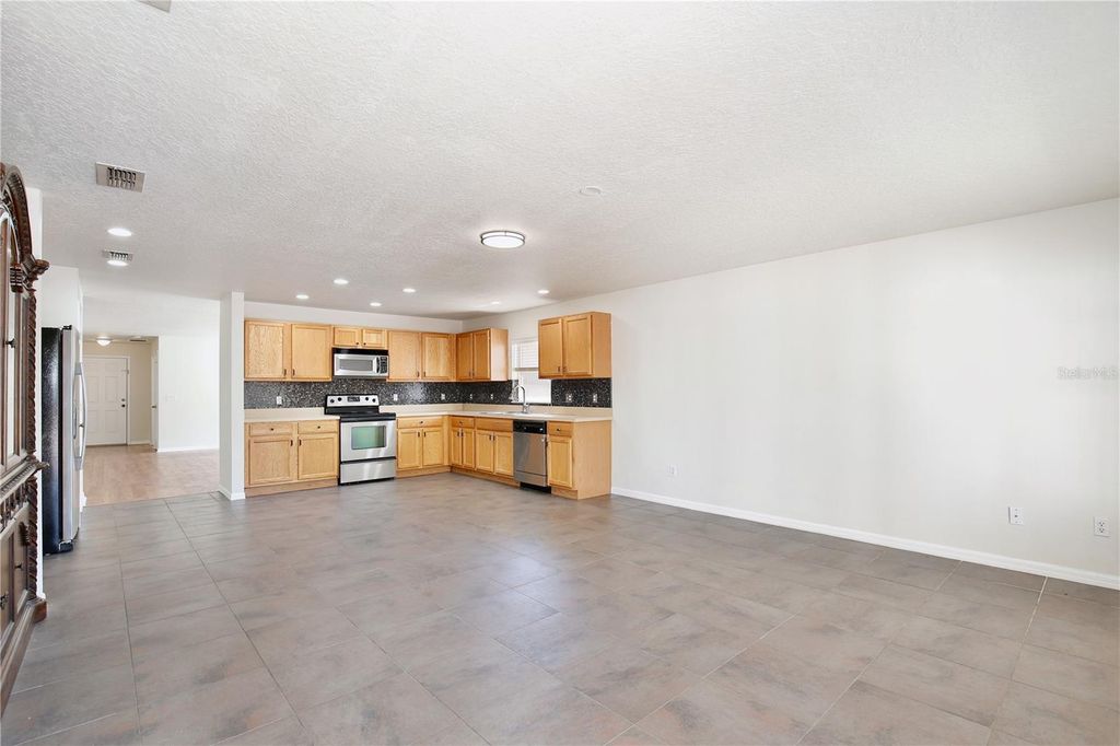 Image 9 of property listing at 1236 BLACKWATER POND DRIVE, Orlando, FL 32828