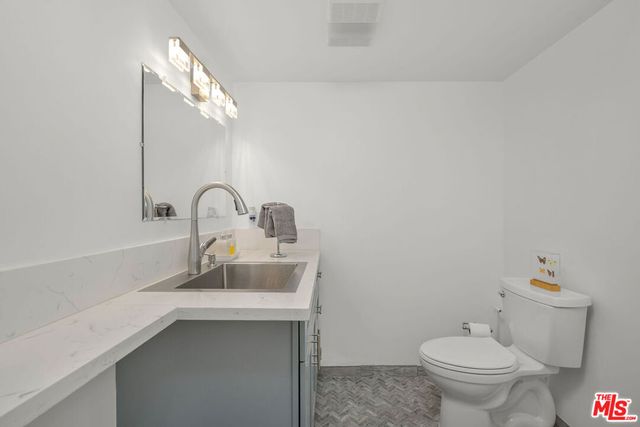 2458 Zorada Drive, Los Angeles, CA 90046