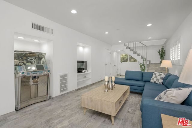 2458 Zorada Drive, Los Angeles, CA 90046