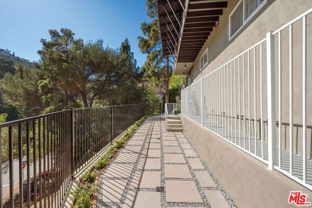 2458 Zorada Drive, Los Angeles, CA 90046