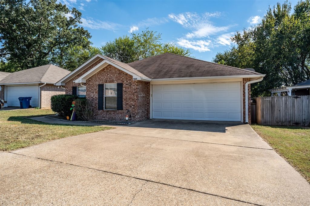1141 Woodlands Park Drive, Lindale, TX 75771