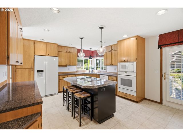 679 Ne MARYANN Ct, Hillsboro, OR 97124