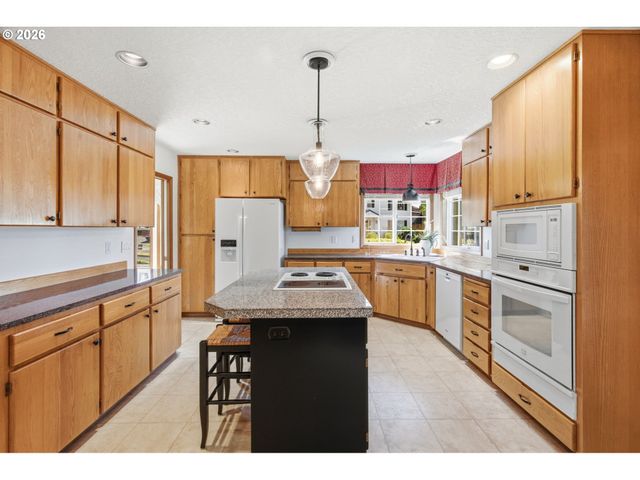 679 Ne MARYANN Ct, Hillsboro, OR 97124