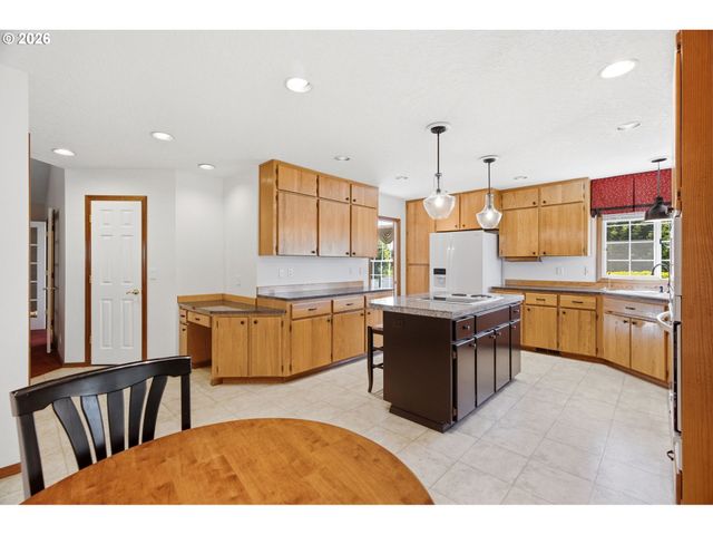 679 Ne MARYANN Ct, Hillsboro, OR 97124