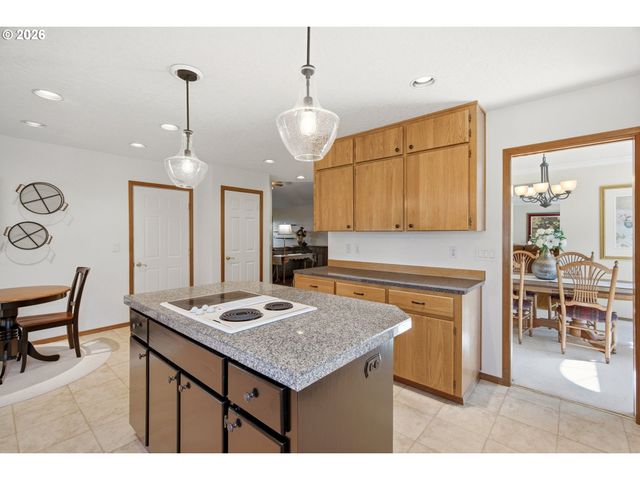 679 Ne MARYANN Ct, Hillsboro, OR 97124