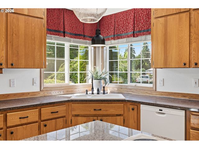 679 Ne MARYANN Ct, Hillsboro, OR 97124