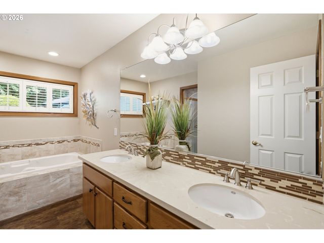679 Ne MARYANN Ct, Hillsboro, OR 97124