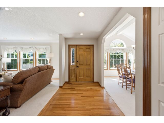 679 Ne MARYANN Ct, Hillsboro, OR 97124