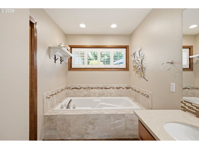 679 Ne MARYANN Ct, Hillsboro, OR 97124