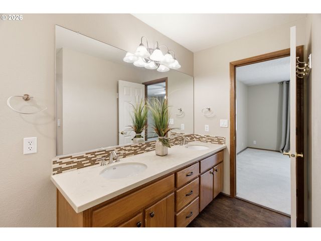 679 Ne MARYANN Ct, Hillsboro, OR 97124