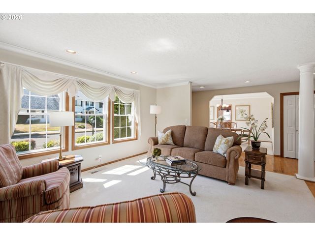679 Ne MARYANN Ct, Hillsboro, OR 97124