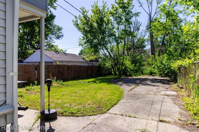 12568 Wilshire Drive, Detroit, MI 48213