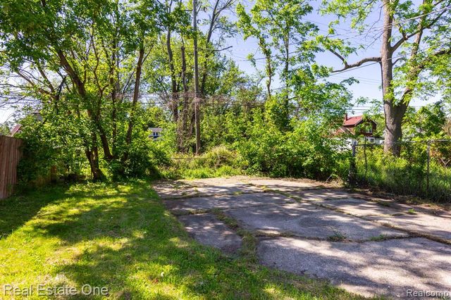 12568 Wilshire Drive, Detroit, MI 48213