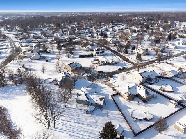 9679 E Oakridge Drive, St. John, IN 46373