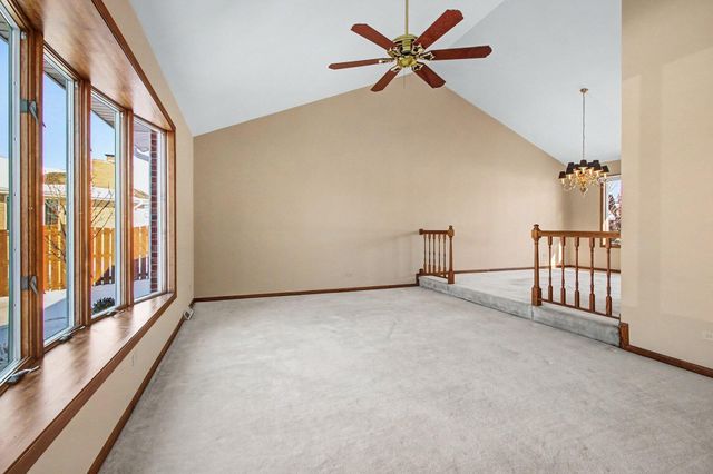 9679 E Oakridge Drive, St. John, IN 46373