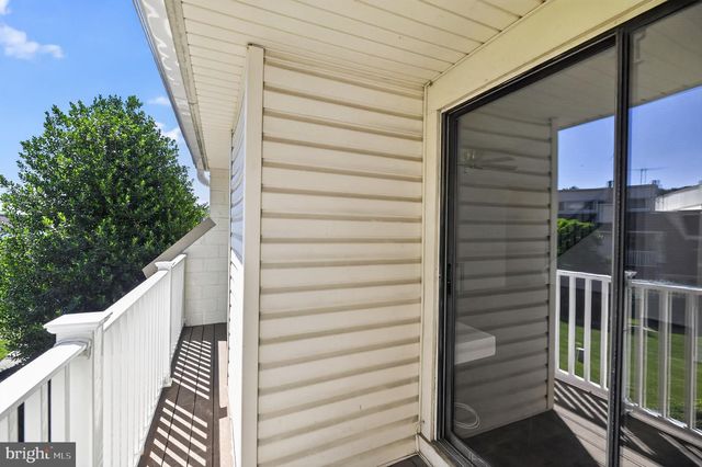 1056 WARWICK, Sterling, VA 20164