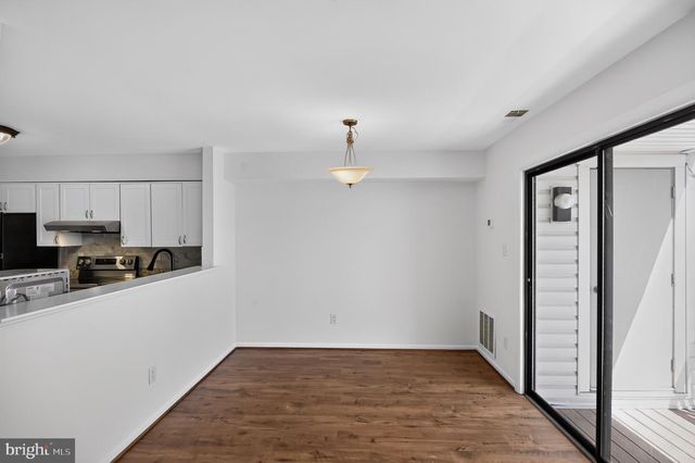 1056 WARWICK, Sterling, VA 20164