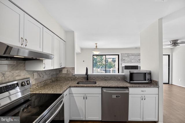 1056 WARWICK, Sterling, VA 20164