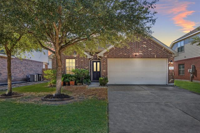 3039 Boxwood Springs Lane, Dickinson, TX 77539