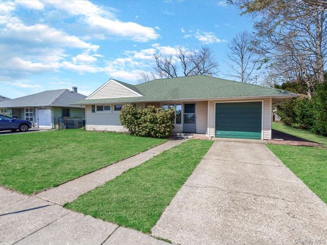 11 Hewitt Street, Hicksville, NY 11801