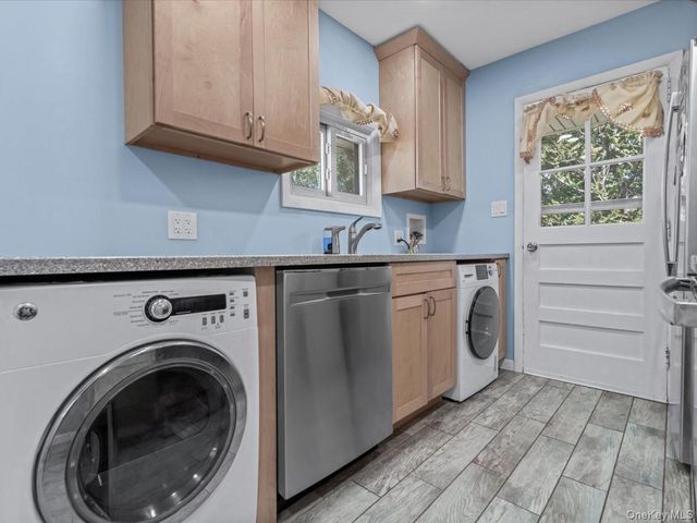 11 Hewitt Street, Hicksville, NY 11801