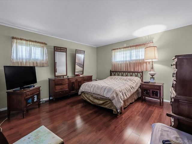 11 Hewitt Street, Hicksville, NY 11801