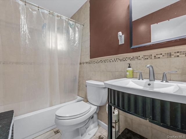 11 Hewitt Street, Hicksville, NY 11801