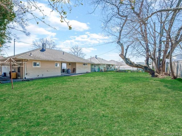 11 Hewitt Street, Hicksville, NY 11801