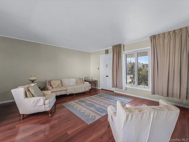 11 Hewitt Street, Hicksville, NY 11801