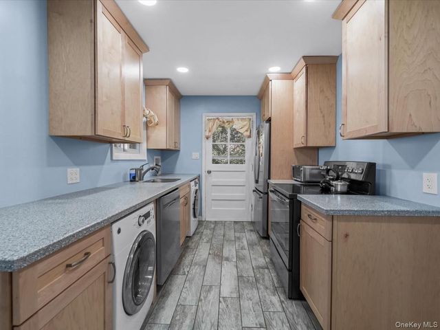 11 Hewitt Street, Hicksville, NY 11801