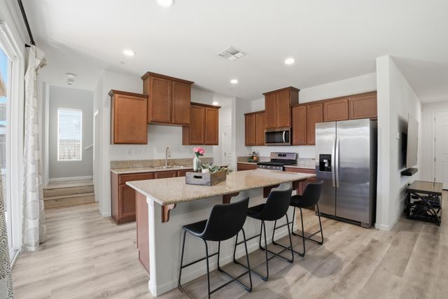 3709 E Cypress Avenue, Visalia, CA 93292