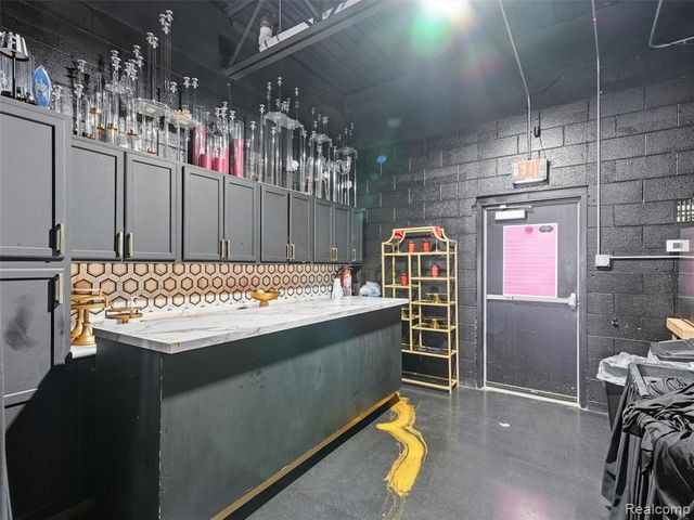 22209 Kelly Road, Eastpointe, MI 48021