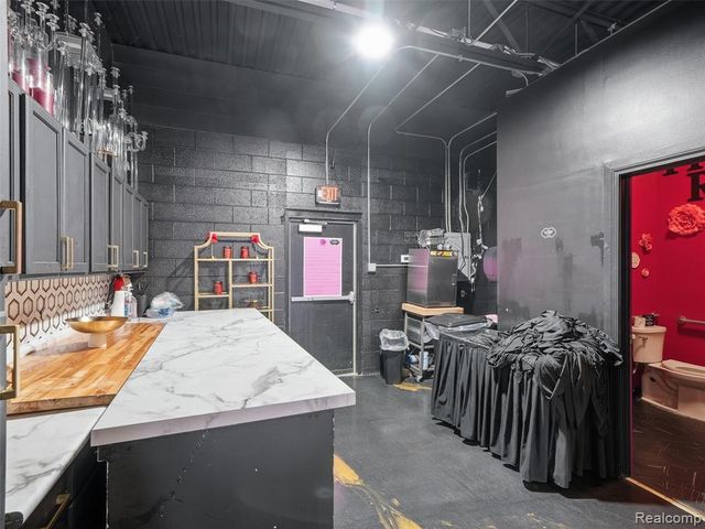 22209 Kelly Road, Eastpointe, MI 48021