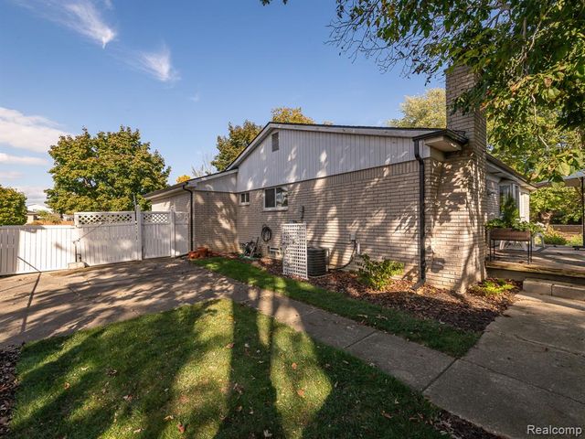 28150 Rose Avenue, Brownstown, MI 48183