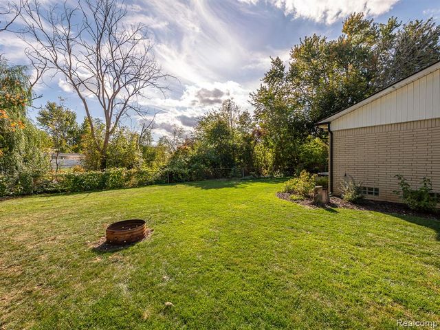 28150 Rose Avenue, Brownstown, MI 48183