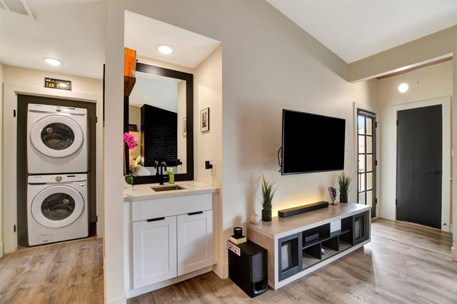 2001 Bering Drive 10H, Houston, TX 77057