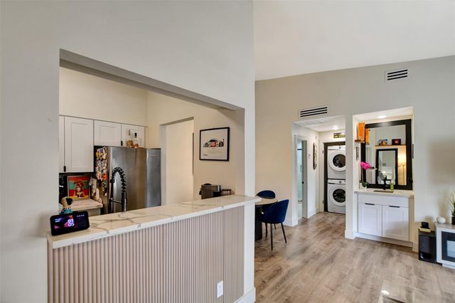 2001 Bering Drive 10H, Houston, TX 77057