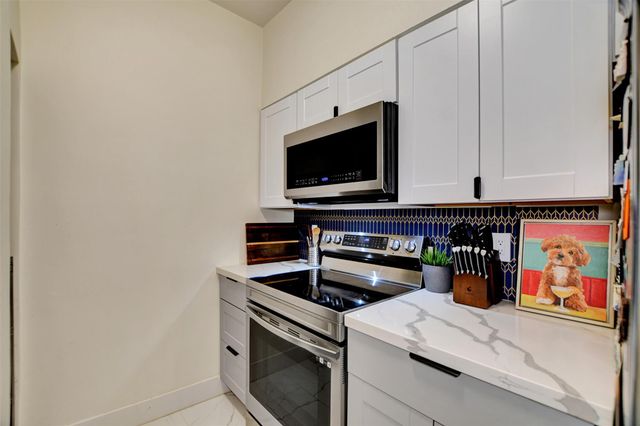 2001 Bering Drive 10H, Houston, TX 77057