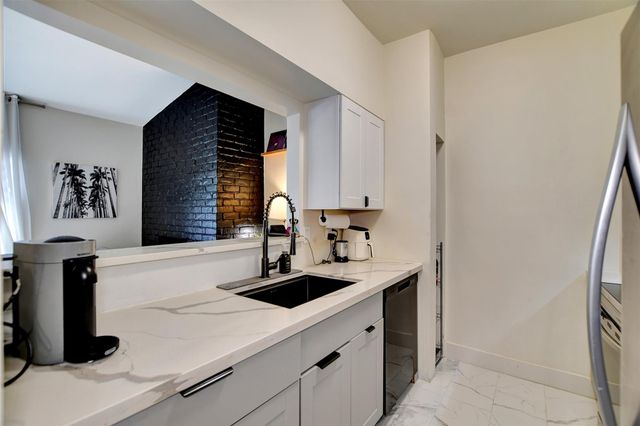 2001 Bering Drive 10H, Houston, TX 77057
