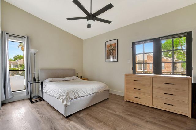 2001 Bering Drive 10H, Houston, TX 77057