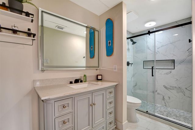2001 Bering Drive 10H, Houston, TX 77057