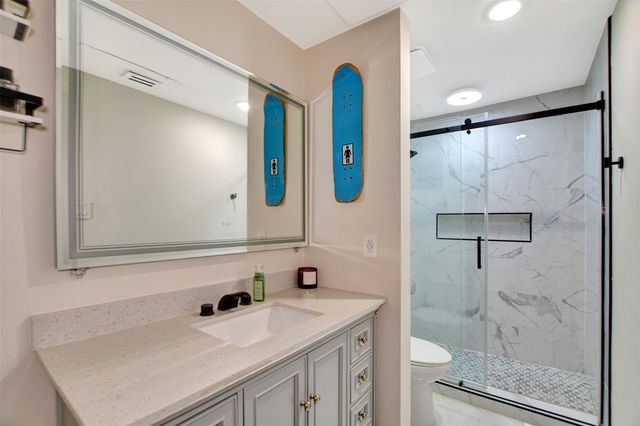 2001 Bering Drive 10H, Houston, TX 77057