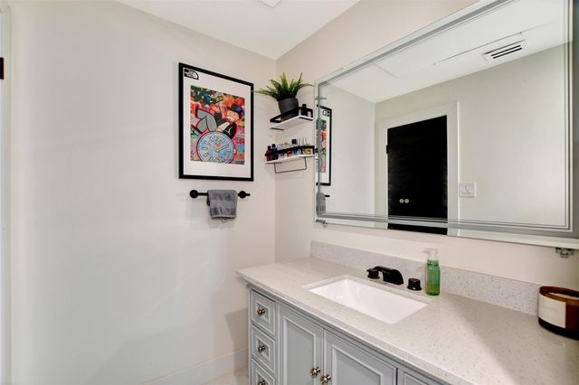 2001 Bering Drive 10H, Houston, TX 77057