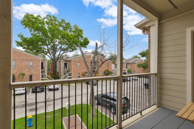 2001 Bering Drive 10H, Houston, TX 77057