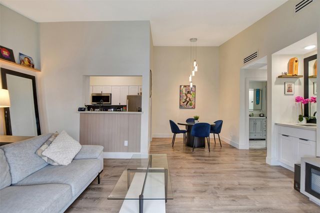 2001 Bering Drive 10H, Houston, TX 77057